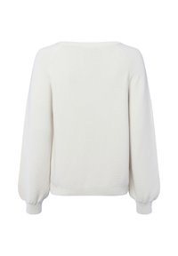 Weißer Pullover mit langen Ärmeln und geripptem Bund und Ärmeln, von hinten gezeigt, mit einem strukturierten Strickmuster.
