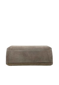 Clutch rettangolare in suede grigio-marrone opaco. Texture liscia, design minimalista e cuciture sottili lungo i bordi. Nessun dettaglio in metallo.