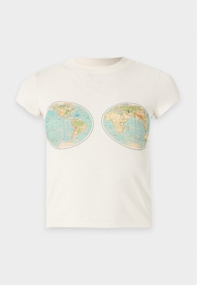 Λευκό κοντομάνικο μπλουζάκι με δύο εκτυπώσεις vintage παγκόσμιου χάρτη τοποθετημένες στην περιοχή του στήθους.