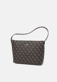 Sac à main en synthétique noir avec un motif de logo doré en répétition, fermeture éclair et une longue sangle réglable. Texture lisse avec une forme structurée.