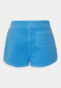 Shorts bleus en coton avec une taille élastique, dotés d'une seule poche arrière et d'une texture lisse. Les shorts ont un design décontracté.