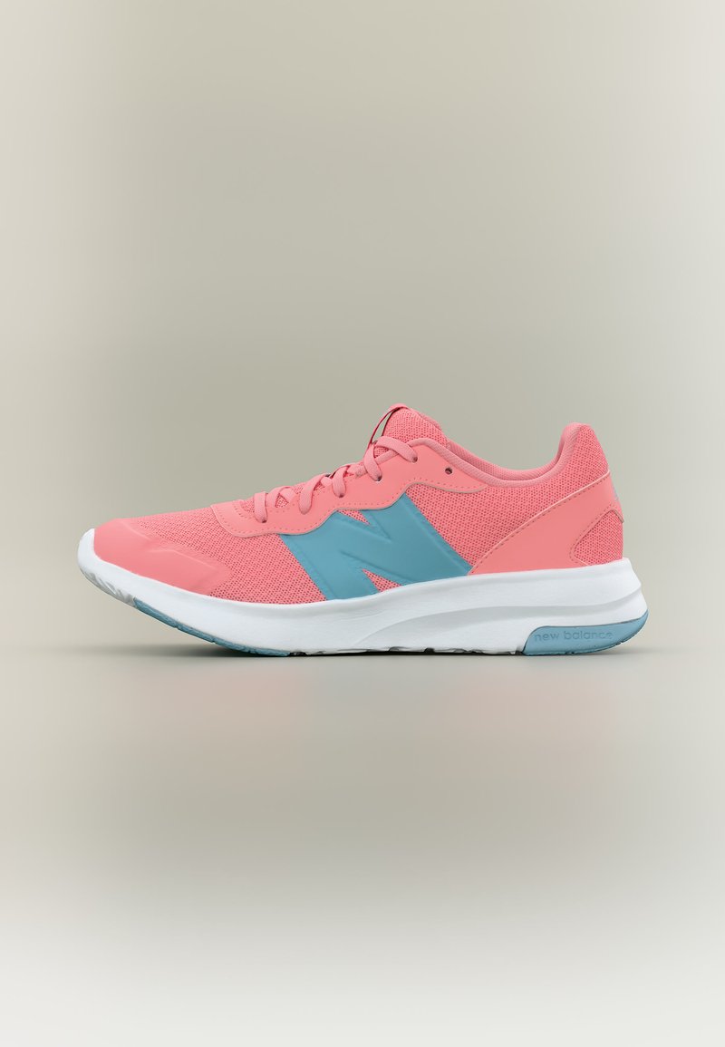 Chaussure de course New Balance rose avec logo bleu clair et semelle blanche sur fond neutre, vue latérale montrant les lacets et les détails en mesh.