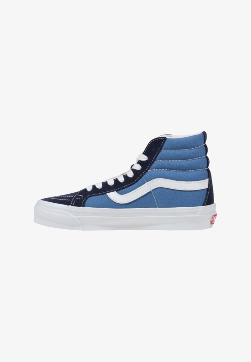 Baskets montantes en toile bleu et marine, dotées de lacets blancs et d'un logo sur le côté, avec un dessus texturé et une semelle plate en caoutchouc blanc.