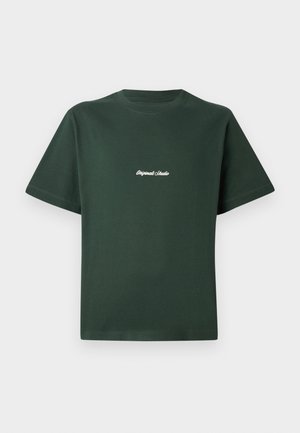 Tricou scurt cu mânecă verde, confecționat din bumbac, având un logo alb brodat "Original Studio" în zona pieptului. Design clasic cu gât rotund.