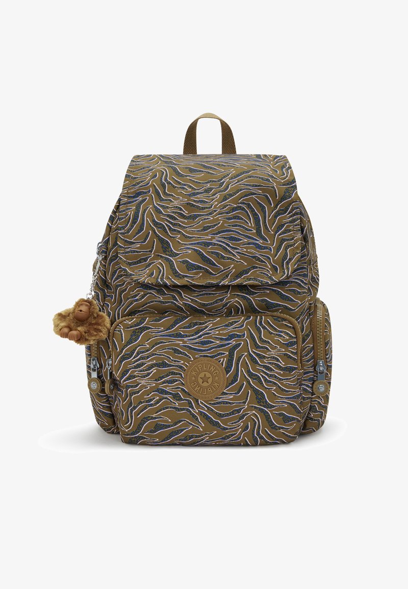 Brun ryggsäck med tigerstrimmigt mönster i blått och grönt, med en texturerad yta och en nyckelring i form av en apa som accent.