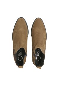 Botines de ante marrón con un acabado suave, cremalleras laterales y un ribete de cuero marrón oscuro en contraste. Suelas negras con un ligero detalle de textura.