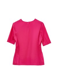 Blusa corta a maniche corte di un luminoso rosa con lati arricciati e un singolo bottone di chiusura sul retro del colletto.