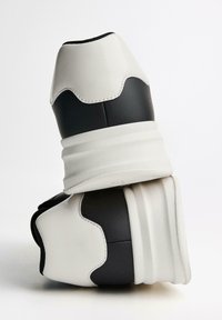 Hochschuhe aus schwarzem Leder mit weißen synthetischen Akzenten, einer glatten Textur, runder Form und einem mehrschichtigen Sohlen-Design.