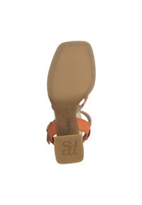 Oranžové kožené sandály se širokým páskem kolem kotníku, elastickou panelem pro pohodlné nošení a strukturovanou béžovou podrážkou. Na spodní části je vyražený název značky.