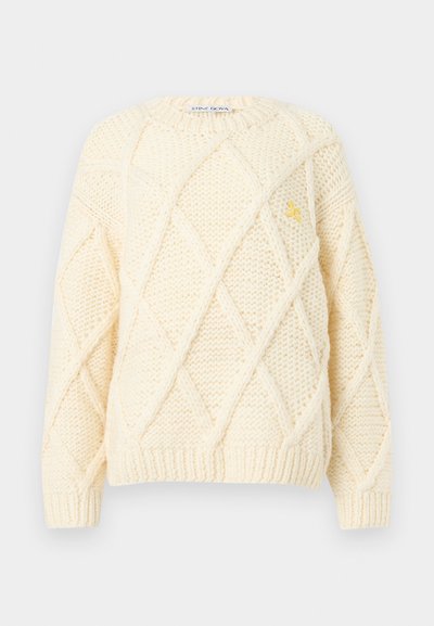 Πλεκτό πουλόβερ σε κρεμ χρώμα με μοτίβο ρόμβου, στρογγυλή λαιμόκοψη, μακριά μανίκια και μικρό κεντημένο κίτρινο λογότυπο στο αριστερό στήθος.