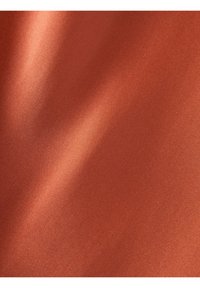 Satiinikangas syvässä ruosteen värissä, jossa on sileä, kiiltävä pinta ja hienovarainen kiilto. Näyttää lempeitä taitoksia ja valon vaihteluja.