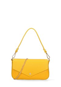Borsa a tracolla gialla in pelle con finitura texture, dotata di chiusura a patta e accentuazione in catena dorata, tracolla regolabile e design minimalista.