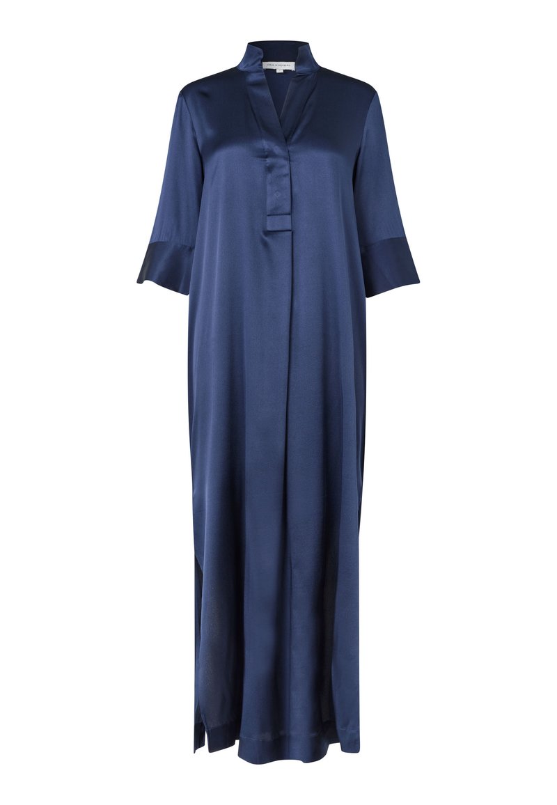 Accappatoio lungo in satin blu navy con colletto, chiusura frontale e maniche a campana a tre quarti. Texture liscia con aperture laterali per facilitare il movimento.