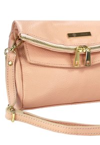 Roze leren handtas met een textuurrijke afwerking, hardware in goudtint, ritssluiting aan de voorkant en een afneembare band. Geaccentueerd met een metalen logoplaatje.
