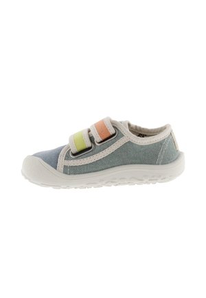 Zapatilla de lona azul con detalles en gris, que cuenta con dos correas ajustables de colores y una suela blanca texturizada para mayor tracción.