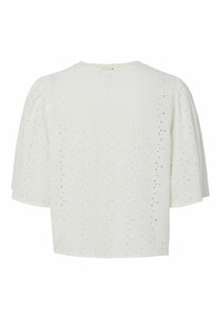 Bílé tričko s krátkým rukávem a květinovým výšivkovým vzorem a kulatým výstřihem. Má lehce vyboulené rukávy a texturovanou látku.
