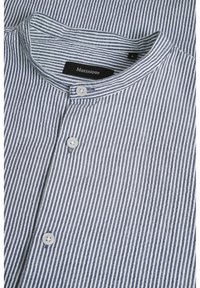 Sininen ja valkoinen raidallinen paita, jossa on mandariinikaulus, kolme nappia ja teksturoitu kangas. Sisällä oleva etiketti lukee "Mattinique," koko L.