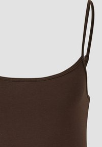 Bruine tanktop met dunne bandjes, gemaakt van een gladde, rekbare stof en een eenvoudig, gebogen halslijnontwerp.