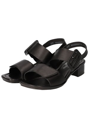 Sandales en cuir noir avec deux larges bandes croisées, un bout ouvert et un petit talon carré. Présente une boucle rectangulaire sur la sangle de la cheville.