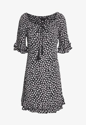 Czarna sukienka z białym kwiatowym wzorem, półdługimi rękawami z falbankami, okrągłym dekoltem i wiązaniem z frędzlami z przodu.