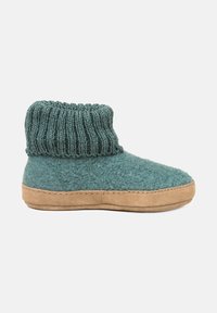 Pantofole morbide verdi con fodera lavorata a maglia spessa e suola in suede, progettate per il comfort e il calore indoor.