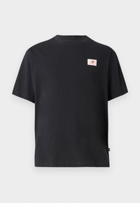 T-shirt en coton noir à manches courtes, col rond et patch logo rectangulaire sur la poitrine gauche. Design simple et coupe décontractée.