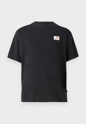 Schwarzes Baumwoll-T-Shirt mit kurzen Ärmeln, Rundhals-Ausschnitt und einem rechteckigen Logo-Patch auf der linken Brustseite. Einfaches, lässiges Design mit lockerer Passform.