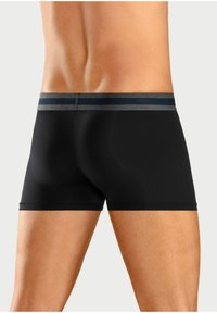 Schwarze trunk-style Unterwäsche mit körpernahem Schnitt. Verfügt über einen horizontal gestreiften Bund in Dunkelgrau und Marineblau. Glattes, dehnbares Material.