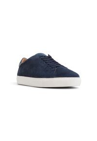Sneakers in suede blu navy con punta arrotondata, suola piatta in gomma bianca e lacci abbinati; presentano una tomaia testurizzata e dettagli lisci sul tallone.