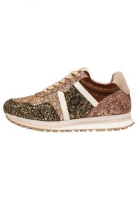 Sneaker luccicante in oro, nero e marrone con dettagli bianchi. Presenta una tomaia testurizzata e scintillante, design con lacci e collare imbottito.