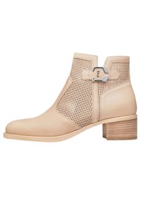 Stivaletto beige realizzato in pelle liscia con pannelli perforati. Presenta una fibbia metallica e un tacco impilato per maggiore stabilità.