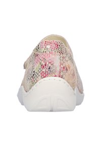 Multicolorige sneaker met een gestructureerd, slangenachtig patroon. De achterkant heeft een witte zool en stiksels, die flexibiliteit en comfort benadrukken.