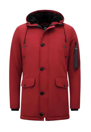 Rode winterjas met zwarte knopen, twee voorvouwzakken, een met rits afsluitbare mouwzak met label en een bontgevoerde capuchon met trekkoord.