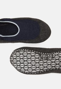 Chaussons gris en feutre avec un dessus en textile marine, ouverture élastique et semelle en caoutchouc texturé avec un motif en diamant. Taille 37-38.