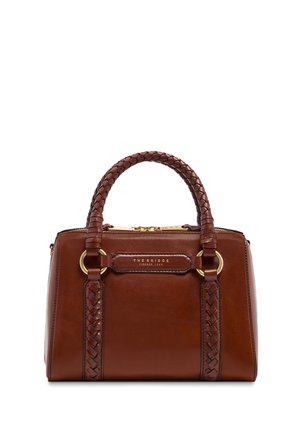 Braune Lederhandtasche mit geflochtenen Griffen, goldenen Ringen und einem vorderen Etikett mit der Aufschrift „THE BRIDGE FIRENZE 1969“, vor weißem Hintergrund.