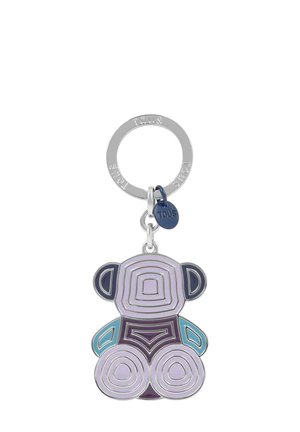 Llavero plateado con la palabra TOUS grabada, que sostiene un colgante geométrico en forma de oso en tonos morados, azules y rosas, además de una pequeña etiqueta azul marino.