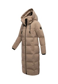 Longue doudoune beige avec capuche, design matelassé, fermeture éclair à l'avant, poches latérales et accents noirs au niveau des poignets et des fermetures éclair.