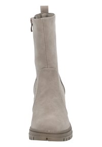 Botín de tobillo de ante topo con un acabado suave, paneles elásticos laterales, tacón bajo y una lengüeta trasera para facilitar el calzado.