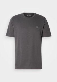 T-shirt gris foncé à manches courtes et col rond avec un petit logo blanc "M OP" sur le côté gauche de la poitrine, présenté sur un fond clair.