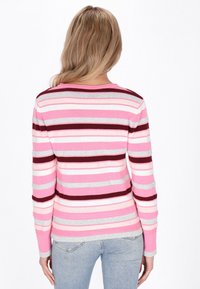 Pulover cu dungi roz și albe, cu accente bordo, gri și roz deschis. Mâneci lungi și decolteu rotund. Textură moale tricotată.