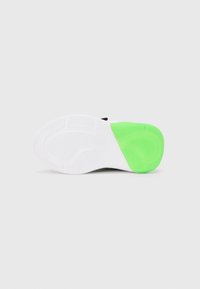 Semelle de chaussure avec une base blanche texturée et un accent vert vif au talon, conçue pour l'adhérence et la durabilité.