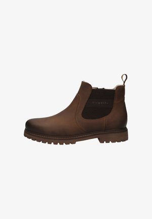 Braunes Leder-Ankle-Boot mit elastischem Seiteneinsatz, Auffanglasche an der Ferse, robuster Sohle und "Bugatti"-Logo auf dem Seiteneinsatz.