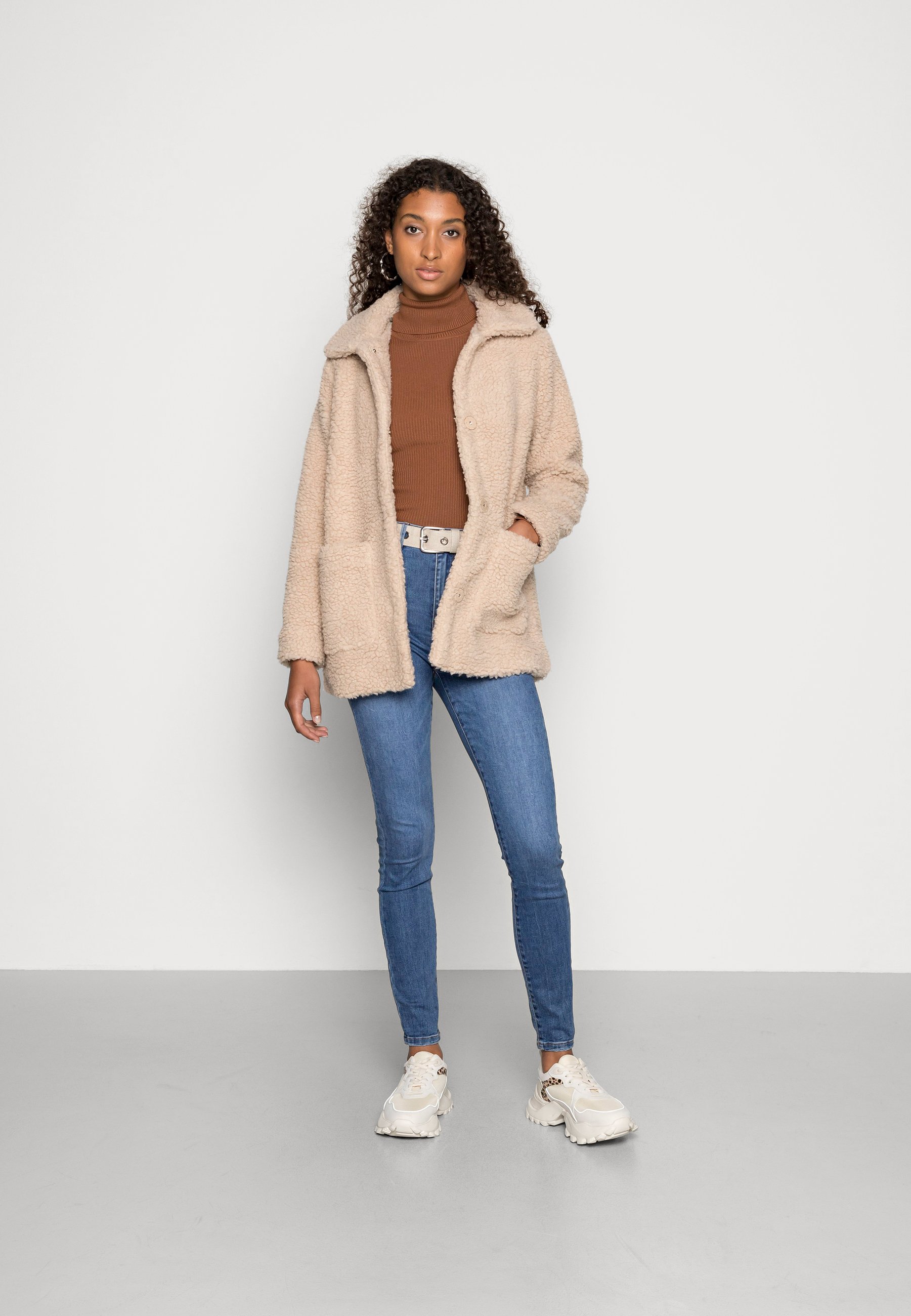 ONLY ONLAURELIA SHERPA JACKET - Short 