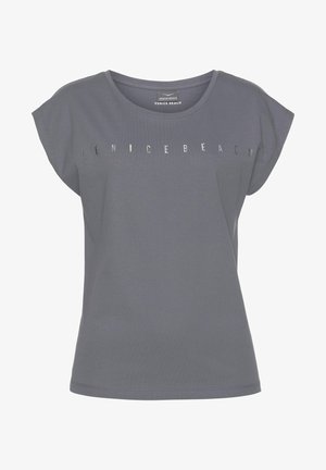 Prosty szary t-shirt z krótkim rękawem, z lekko podwiniętymi rękawami i napisem "VENICE BEACH" w małych, oddalonych białych literach na wysokości klatki piersiowej.