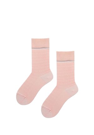 Paar hellrosa Mid-Calf-Socken mit einem dünnen grauen Streifen nahe dem oberen Rand, flach auf weißem Hintergrund präsentiert.