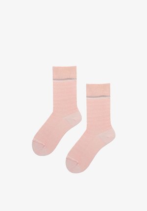 Paar hellrosa Mid-Calf-Socken mit einem dünnen grauen Streifen nahe dem oberen Rand, flach auf weißem Hintergrund präsentiert.