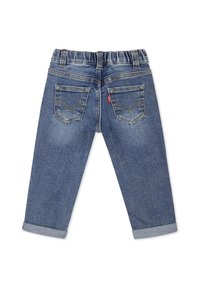 Jeans in denim blu con orlo arrotolato, vita elasticizzata, due tasche posteriori con cuciture a contrasto e una piccola etichetta rossa sulla tasca destra.
