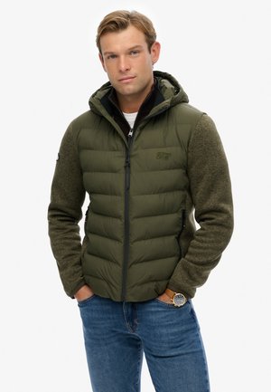 Grüne, puffy Jacke mit Kapuze, die aus einer Mischung aus glattem und strukturiertem Stoff besteht. Vorderreißverschluss, Seitentaschen und eine lässige Passform.