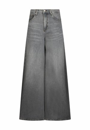 Jean denim gris à taille haute et jambes larges, avec bouton frontal, fermeture éclair, ainsi que poches avant et arrière, présenté sur un fond blanc.