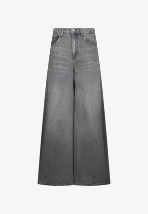 Jean denim gris à taille haute et jambes larges, avec bouton frontal, fermeture éclair, ainsi que poches avant et arrière, présenté sur un fond blanc.
